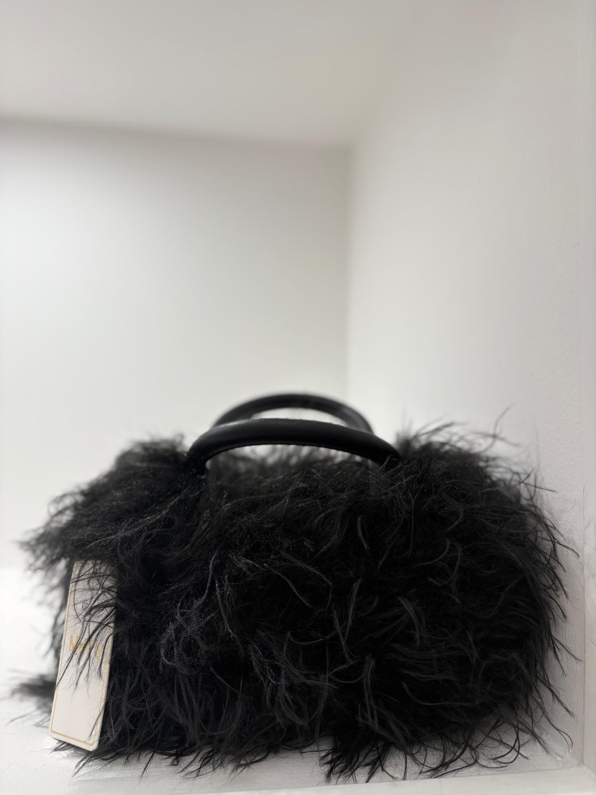 Borsa nera con pelliccia